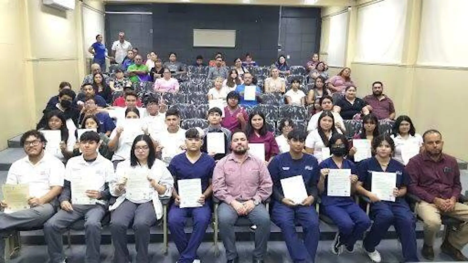 Un grupo de jóvenes que estudian en el CBTIS 33 recibieron un reconocimiento impreso por sobresalir académicamente